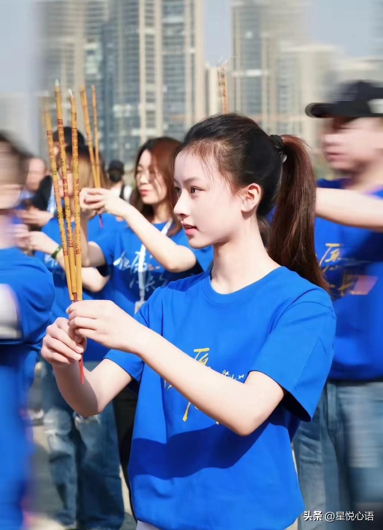 现在真的相信长得漂亮真的能当饭吃！
网红七七这资源也太顶了，
刚空降S级剧组，又