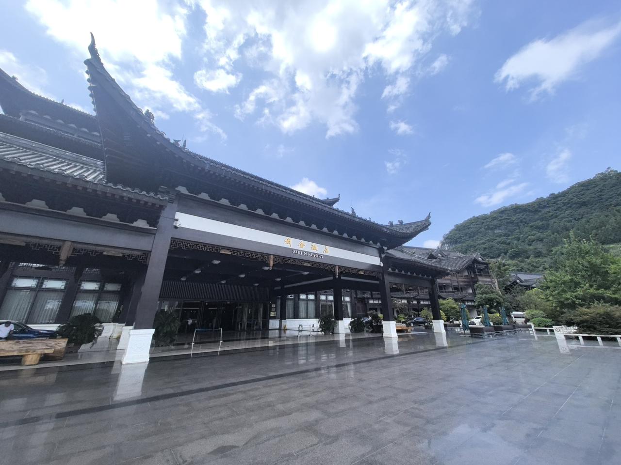 来贵州织金避暑旅游，这家饭店让人意外惊喜，是个不错的打卡点。[笑]
喀斯特地貌小