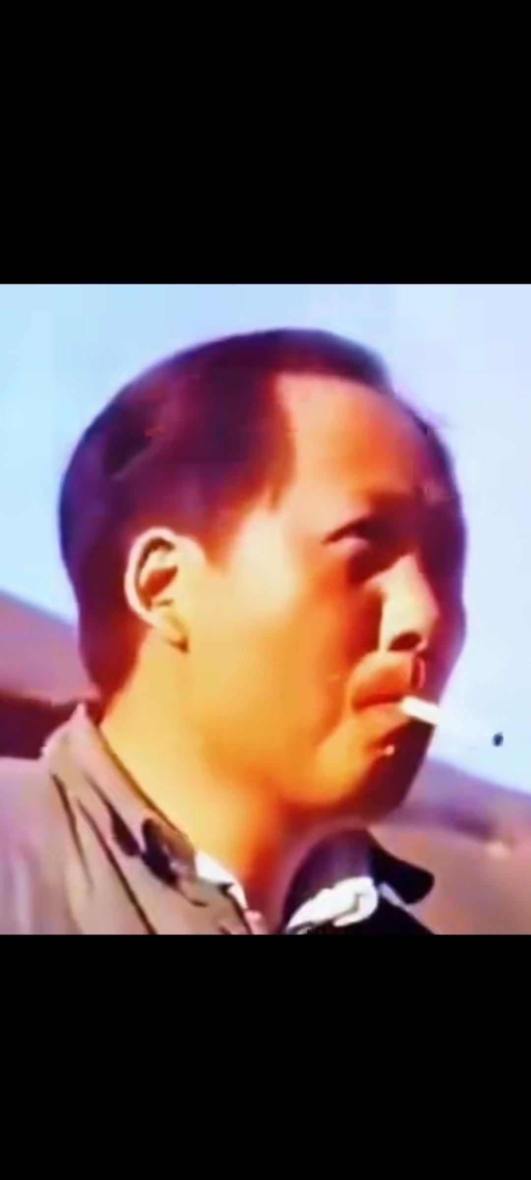 看看我们伟大领袖毛主席抽烟时的模样，一看就是一个有大本事，干大事情的人。
他领导