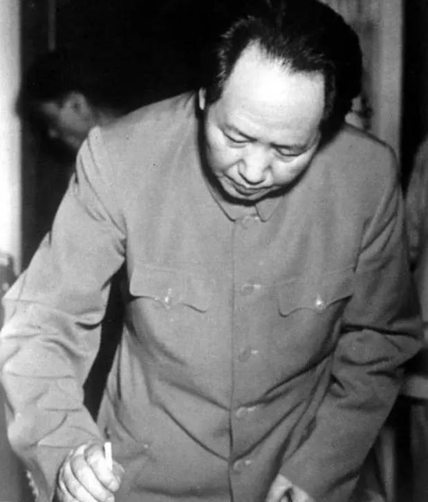 贺晋年解放瑞金时，主席关切询问：当年混进红军的那位匪首有没有被抓住呢？
1931