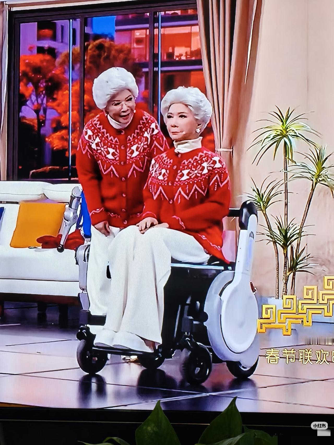 春晚蔡明这个小品，
看得我后背发凉，
真蔡明和假蔡明也太像了吧！

假蔡明是不是