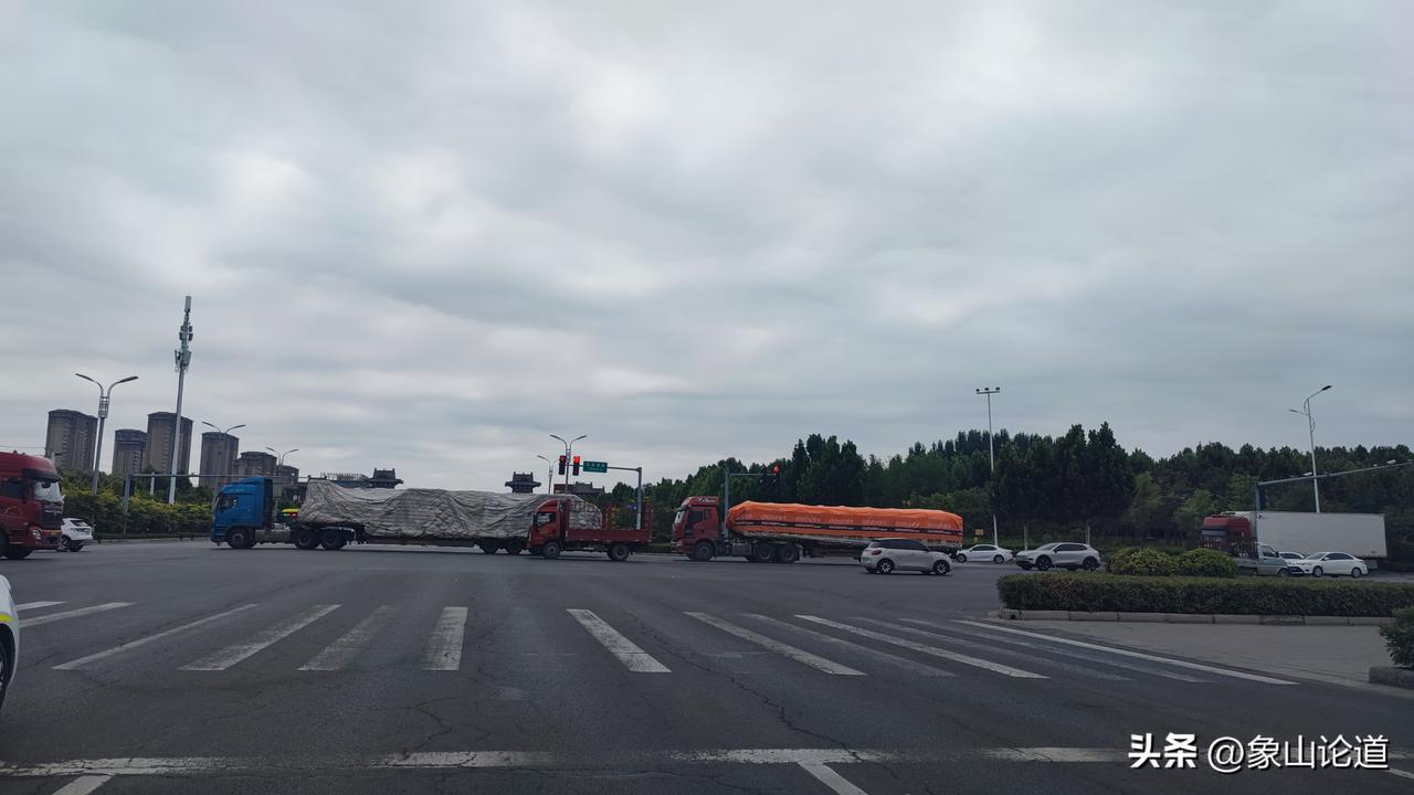 开封市西部新城有一条大道，它是三路合一，很多人可能不知道。这条路就是开封市第13