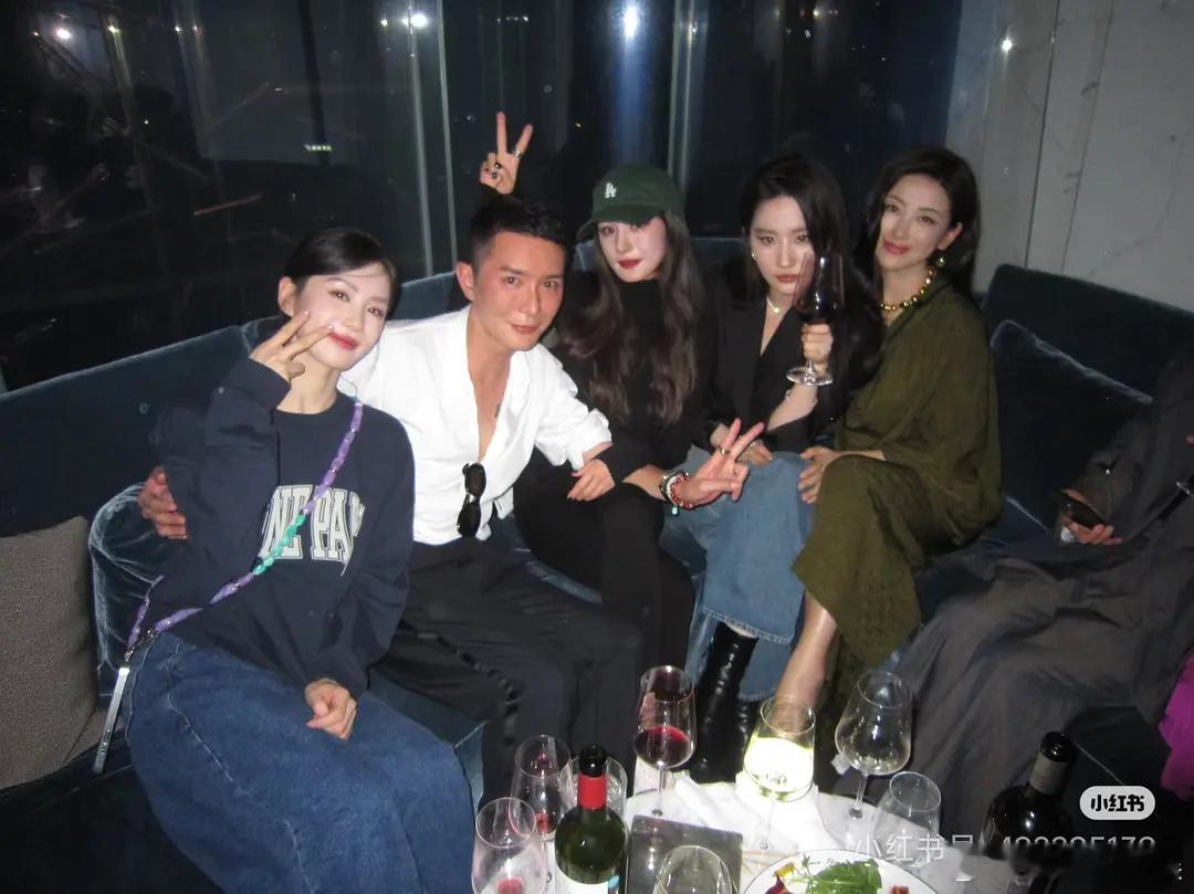 85🌸刘亦菲杨幂刘诗诗合照同框，看出来关系很一般了，身体都避讳成啥样了，谁赢了