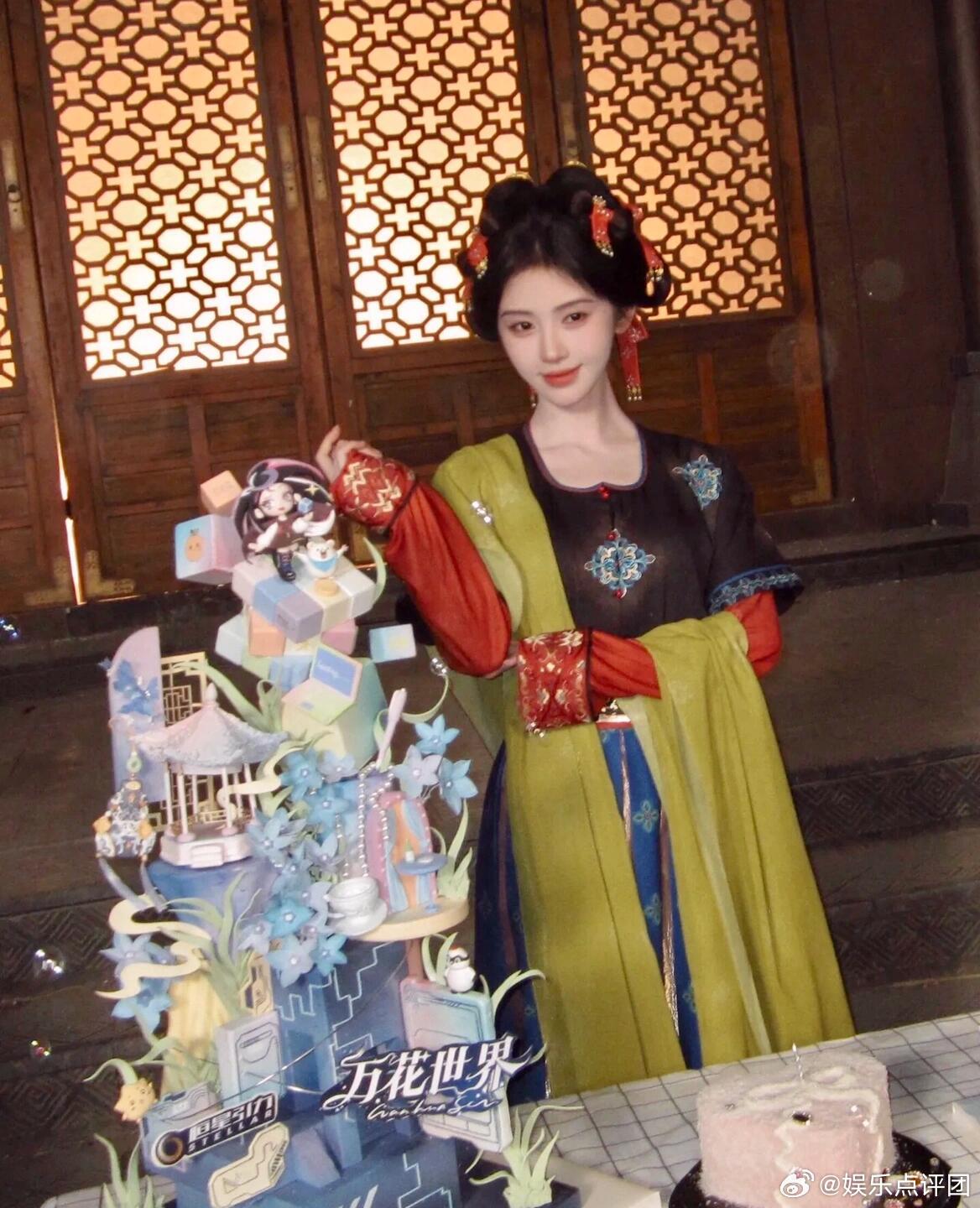 朕从未在内娱见这样的妆造鞠婧祎这新造型，端庄得跟庙里供的似的，还带点神性，隔着车