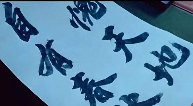 看完《沉默的荣耀》才懂：最伟大的英雄，都藏着人间烟火