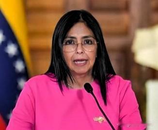 1月23日，委内瑞拉首都加拉加斯又炸锅了。

满大街都是愤怒的老百姓，密密麻麻的