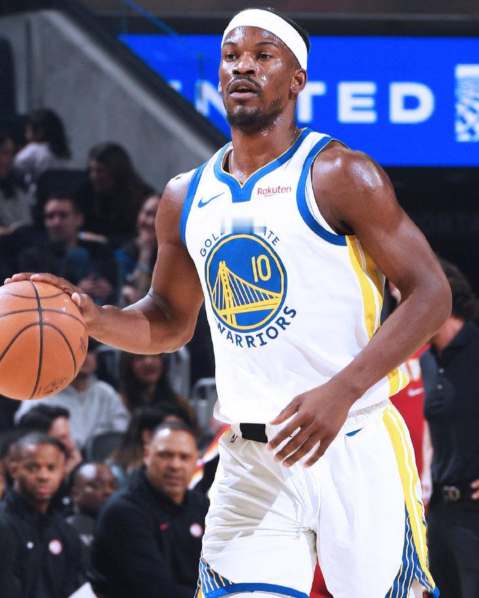 在去年2月6日被热火交易后，巴特勒与勇士续约了2年1.13亿合同，上赛季帮助勇士