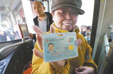 社保卡里面藏着4笔钱，很多老人不知道白白放弃
 

手里持有社保卡的中老年朋友们