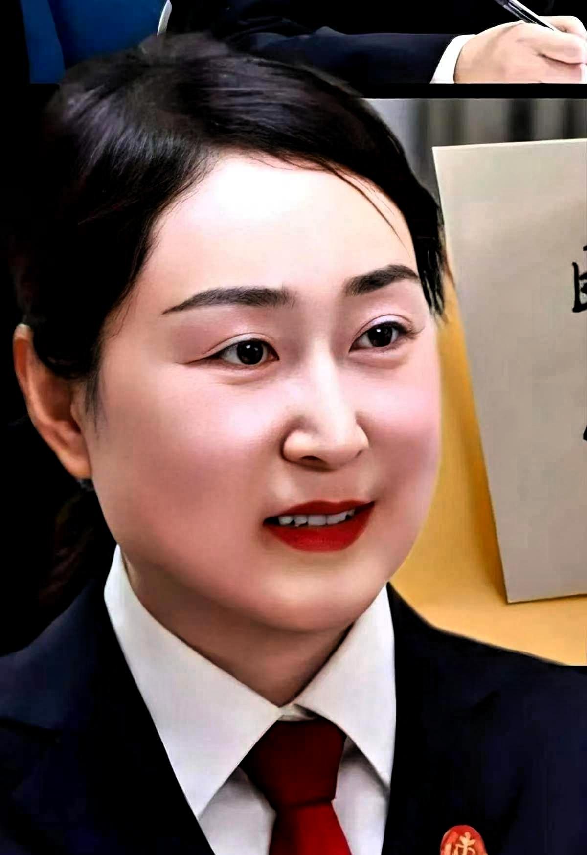 宝鸡有位女法官，龚培静。
前脚刚办完一批扫黑除恶的大案，卷宗摞起来比人都高，后脚