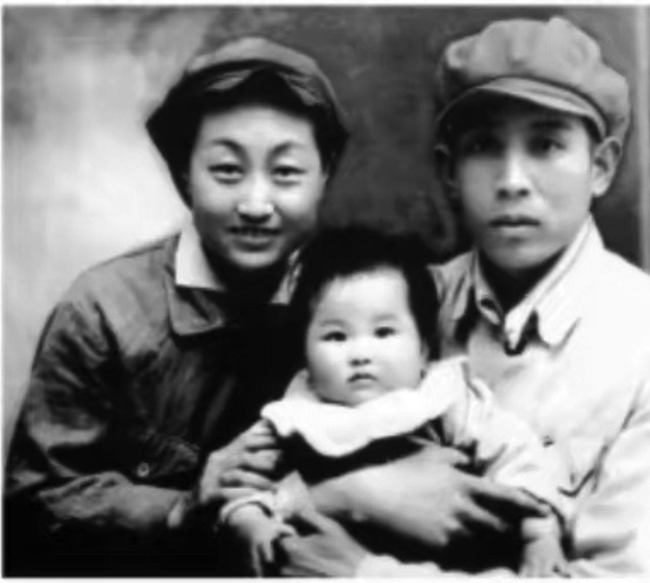 1940年，一对卧底夫妻因战乱失散，妻子的阵亡通知书压了7年，丈夫誓死不娶。谁知