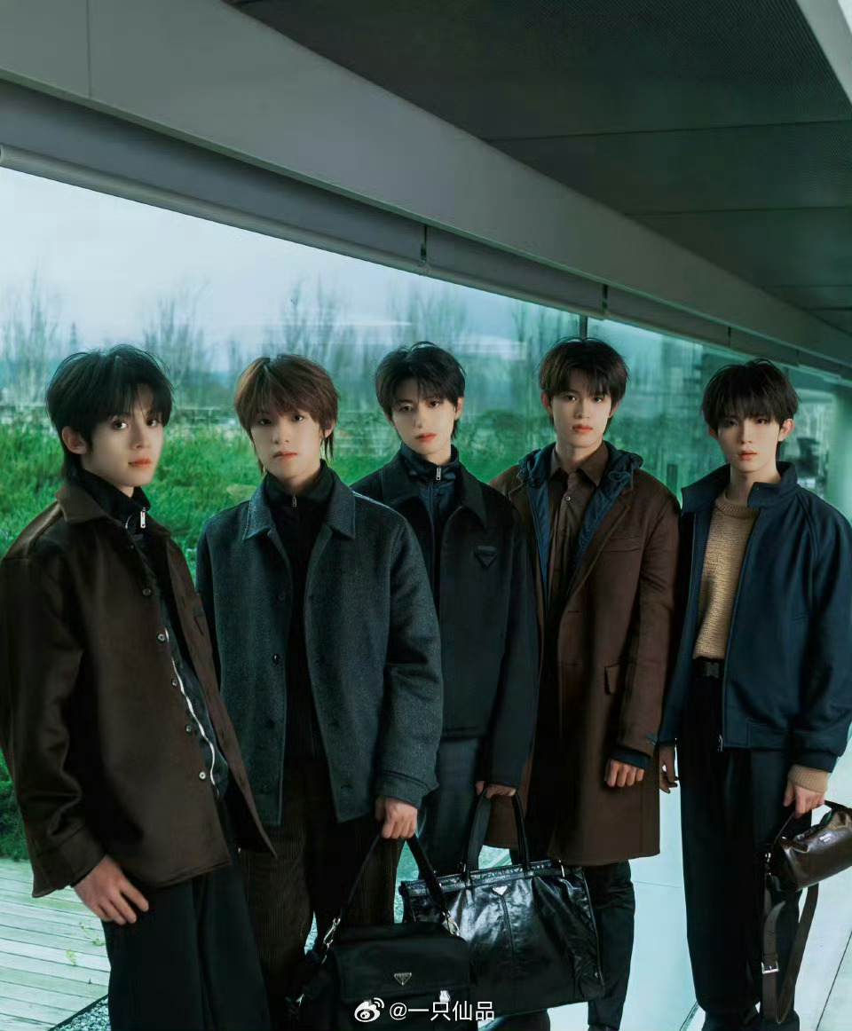 登陆少年Prada花园工厂照📸朱志鑫从头到尾都拿着包，其他人都是轮着拿这就是T