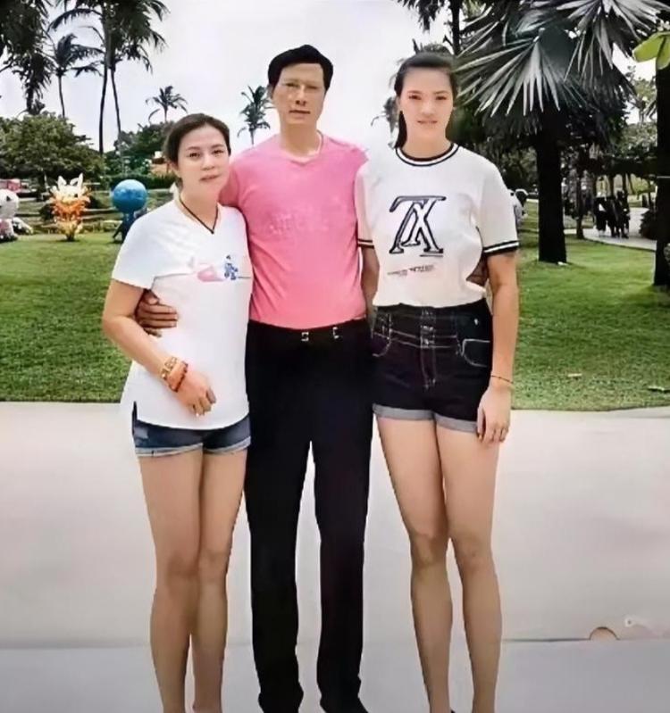 好温馨的合影，张常宁身高1米93，与父亲张友生比肩，母亲有点像关之琳。可能很多人