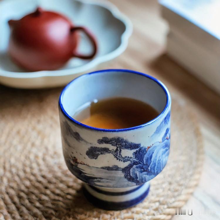 《嚼味·拗律》
沸水倾杯叶自旋，茶烟袅处意如弦。喧哗渐寂心方定，浓味消时味转鲜。
