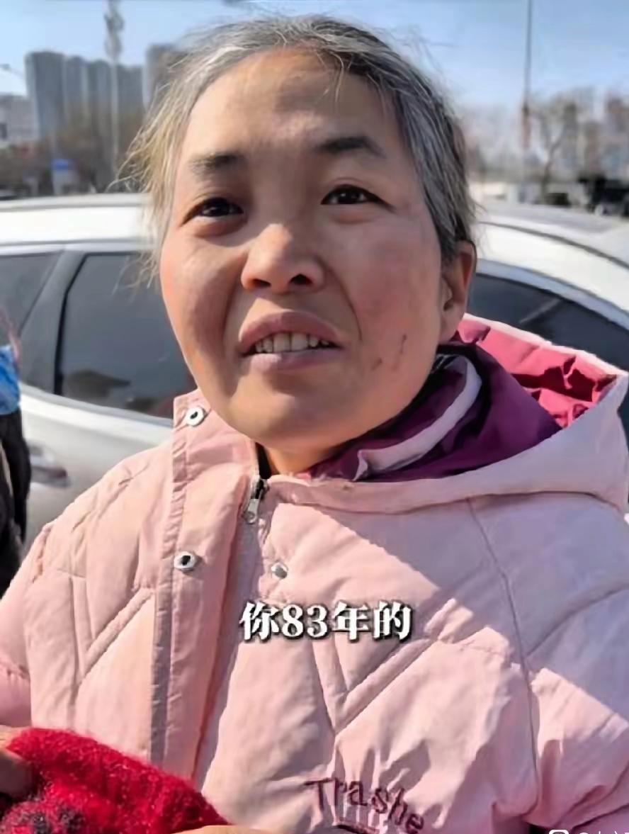 泪目！不敢相信，眼前这个满头白发的“奶奶”才43岁！

照片中这个满头白发的女人