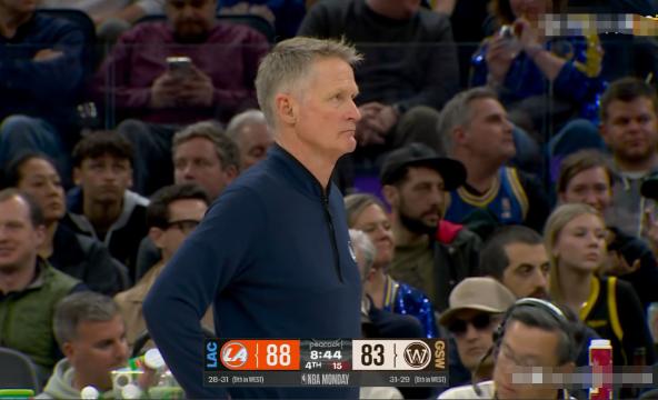 勇士主帅科尔真是恼羞成怒！在今天勇士主场迎战快船的比赛中，当时比赛进行到了第四节