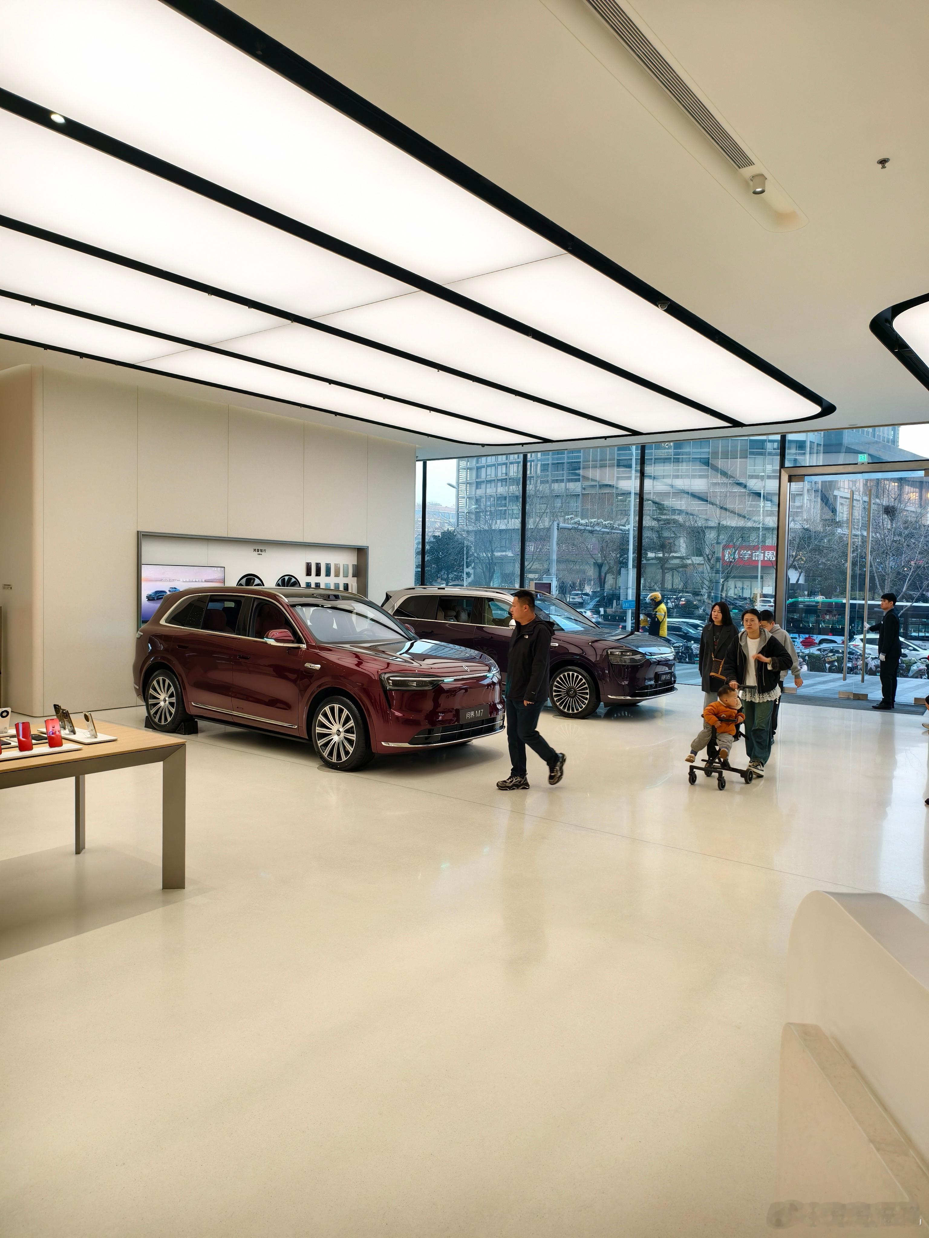 过年期间的商场里也是红红火火热闹的场景，特别是华为店门口挤满了人，没想到都是过年