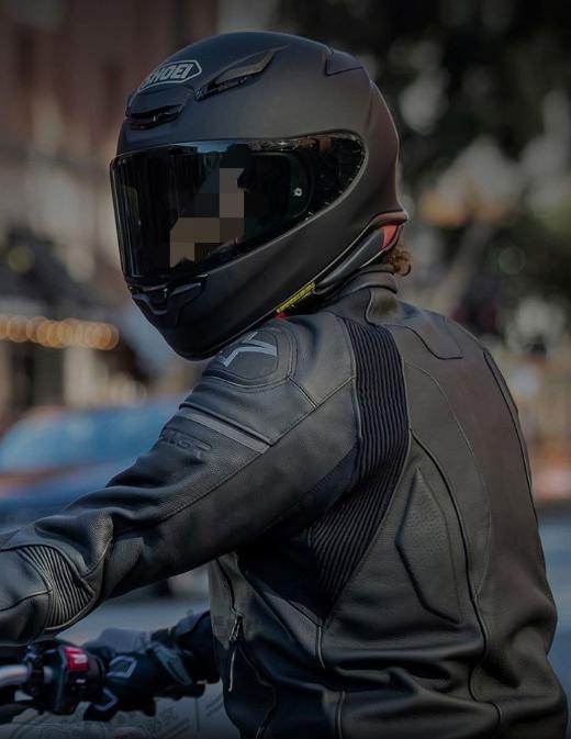 北京，25岁小伙傍晚看到一名年轻女子在路边独自在散步，想着自己还骑着电动车，戴着