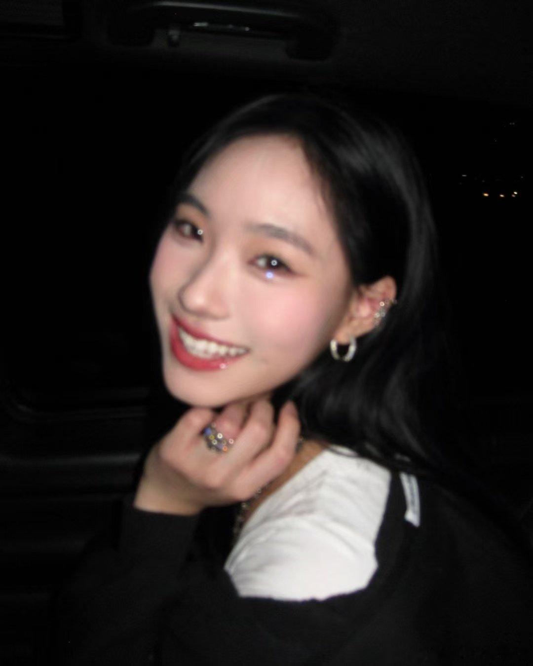 #小S二女儿怼脸拍# 小S二女儿怼脸拍，这个脸好对称好美耶~#小S二女儿怼脸照#