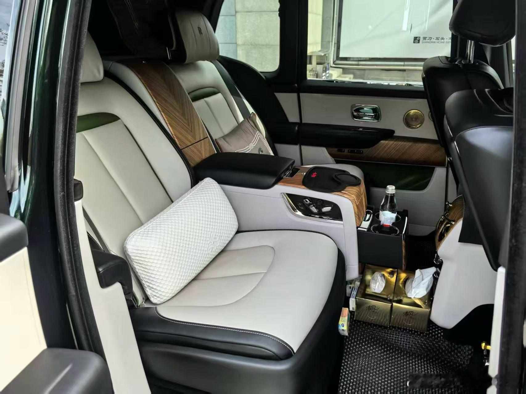 人生最好的状态，是阅尽繁华，仍独爱那份低调的深邃。就像这台23年9月上牌的劳斯莱