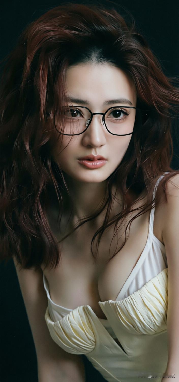 徐璐，中国内地女演员，河北石家庄人，毕业于北京电影学院表演系。她以清冷气质与灵动