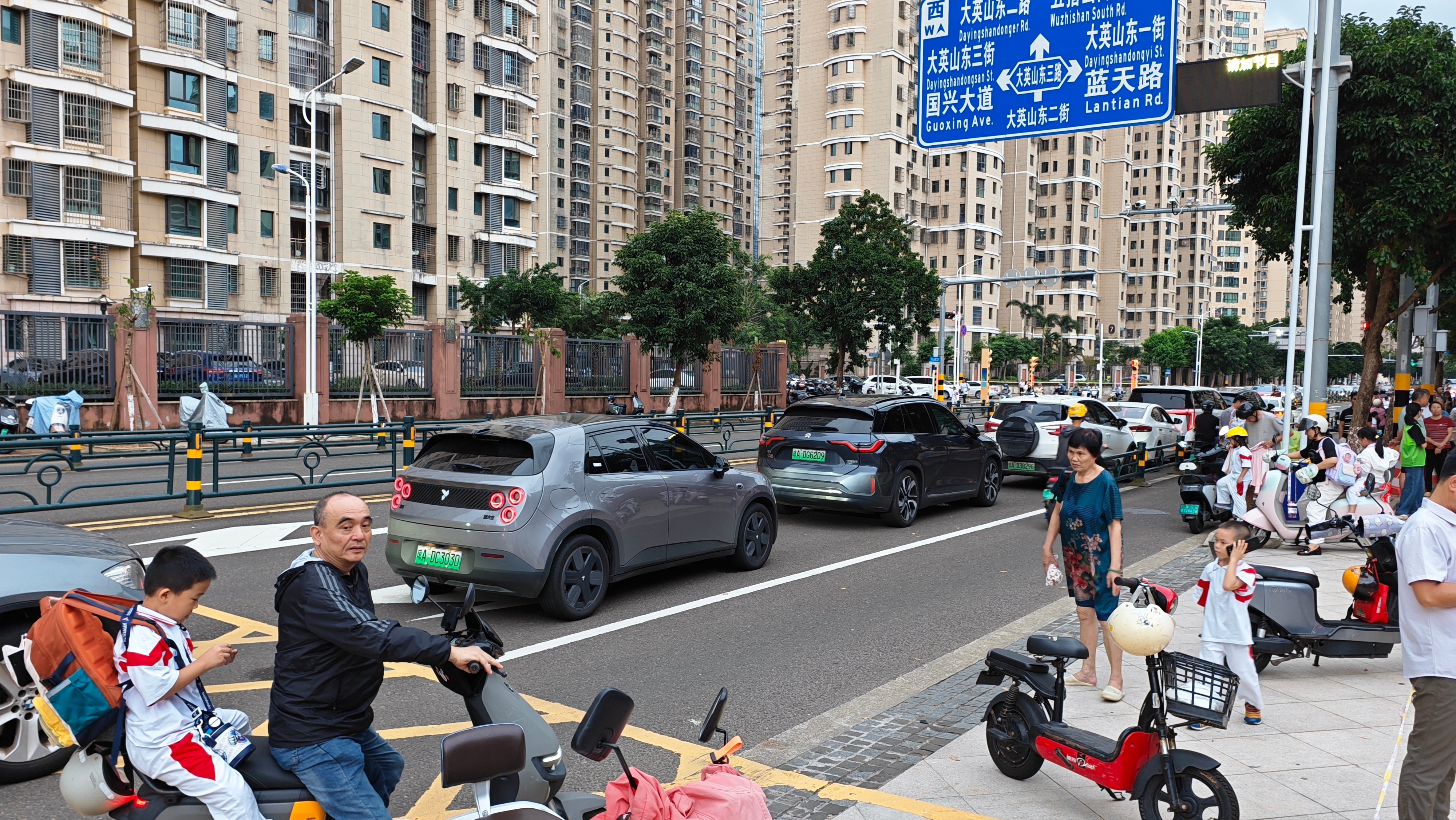 接娃车队，回头拍一期街拍。好多理想和蔚来和华子，萤火虫也有，特斯拉比较少。油车电