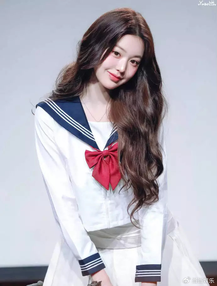 张元英这次真的杀疯了！3月21日，舞台上出现白色水手服造型，此造型直接在全网引发