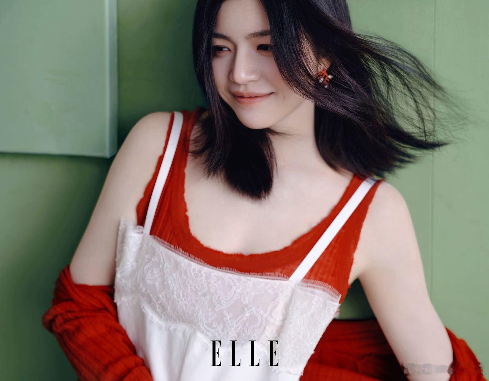 陈妍希开春ELLE大片柔和色调与她温婉气质完美相融，似将春光揉进画面。陈妍希马卡