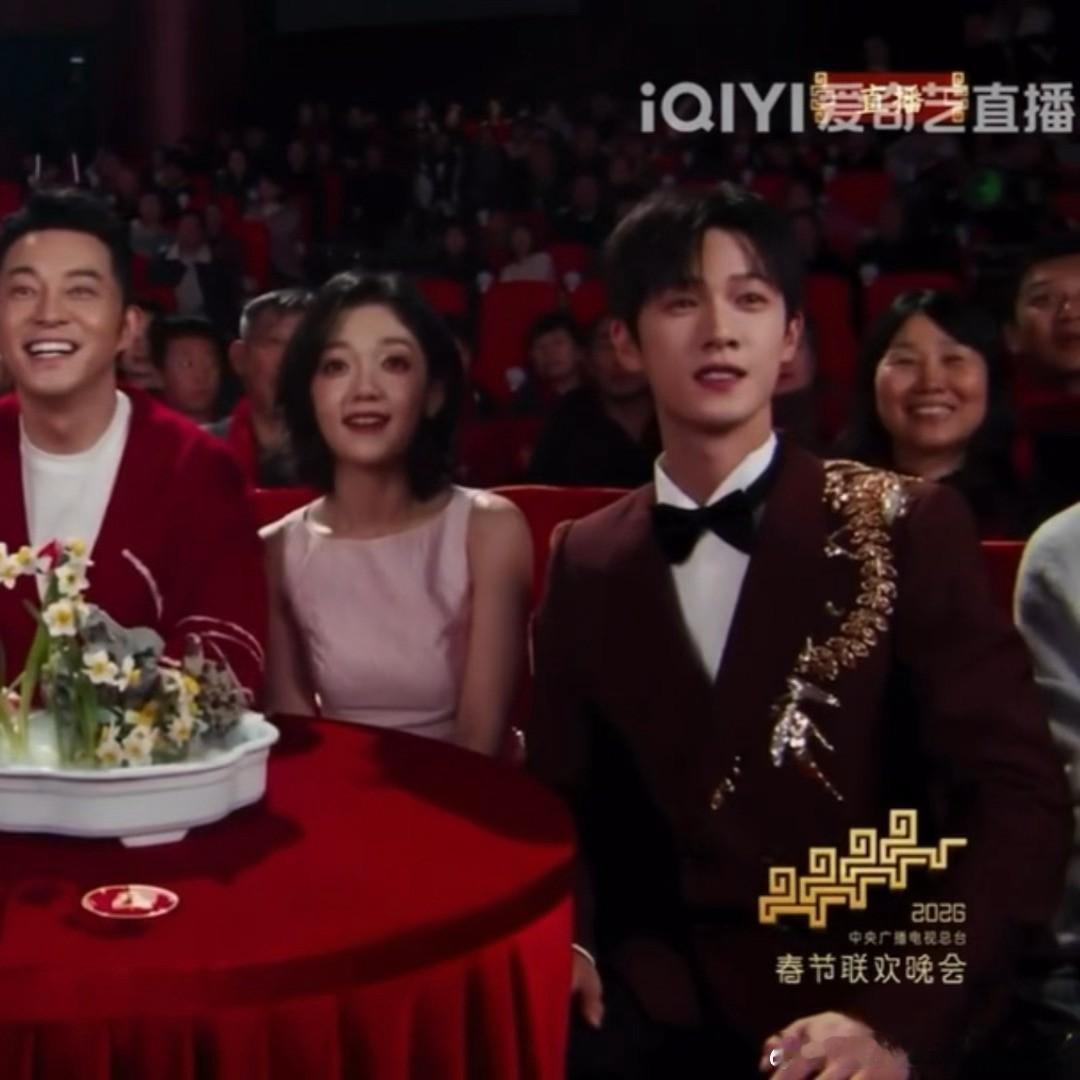 李昀锐扛住了春晚镜头1分钟李昀锐春晚神图有了谁来懂一下李昀锐这一分钟镜头，颜值状