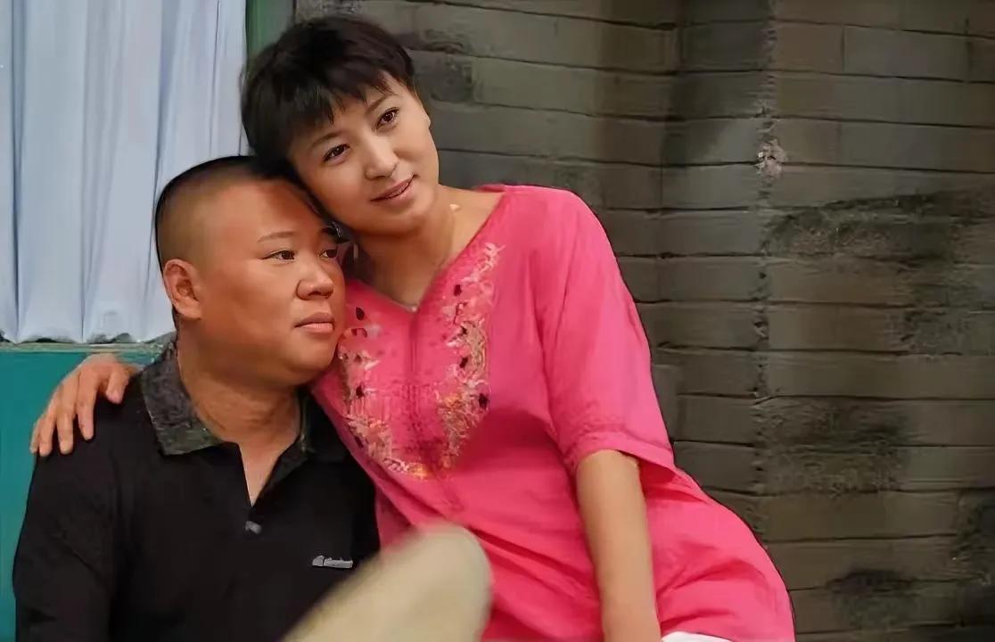 郭麒麟的爸爸艳福不浅，靠在美女肩膀一脸享受！让两个搞喜剧的演员去演感情戏，他们俩