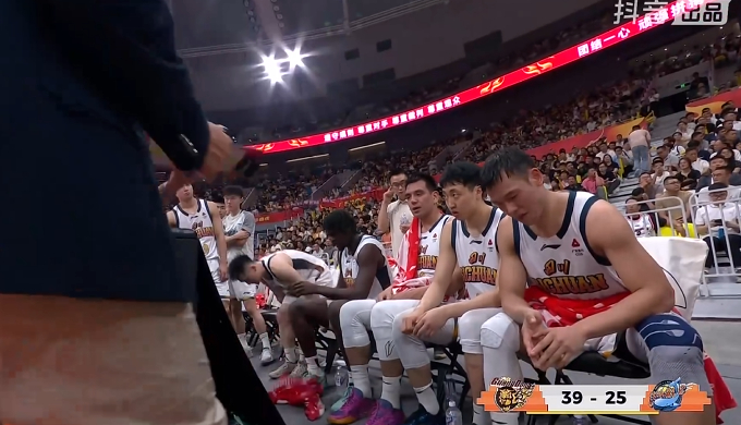 宏远今天想输这场球还没那么容易，对面四川好像也不太想赢，难搞呀。想送礼送不出去~