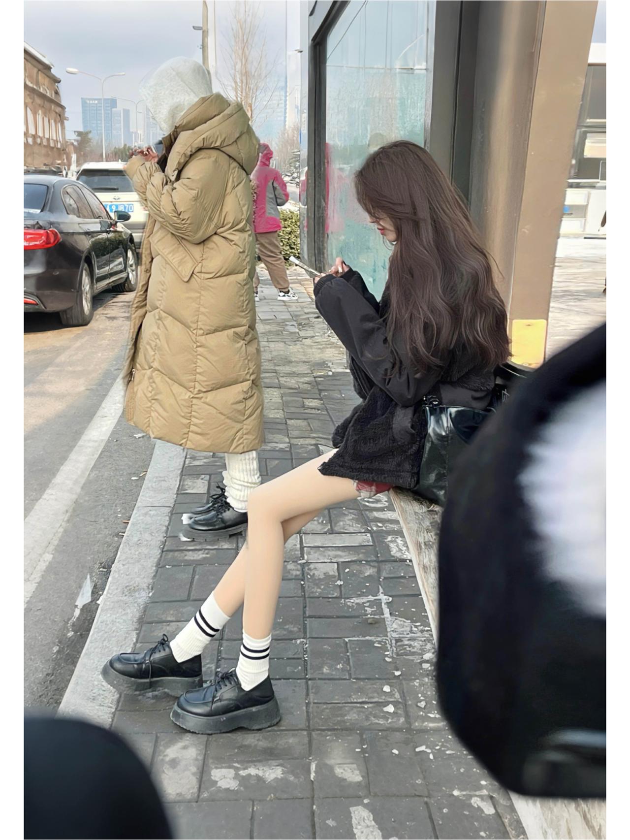 公交站看到的！这气质光等车这十来分钟就忍不住看了800次！