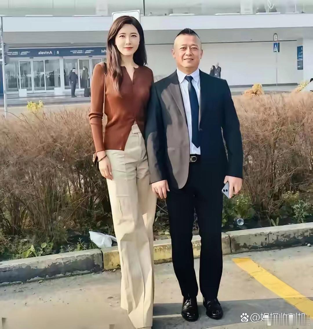 被誉为两百年难遇的美人，曾黎凭借惊艳容颜收获无数瞩目。如今49岁依旧独身，感情归