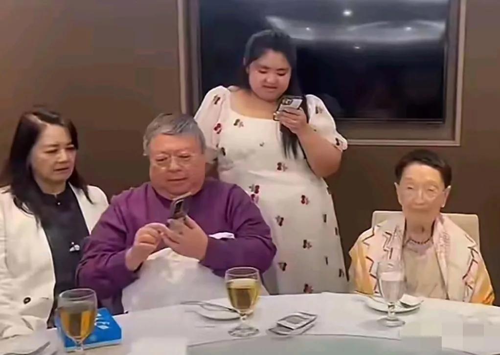 哇塞，镜头里胡慧中的女儿秀发垂肩，曲眉丰颊，玉臂粗壮，肚腩明显，身矮脖短，这胖出