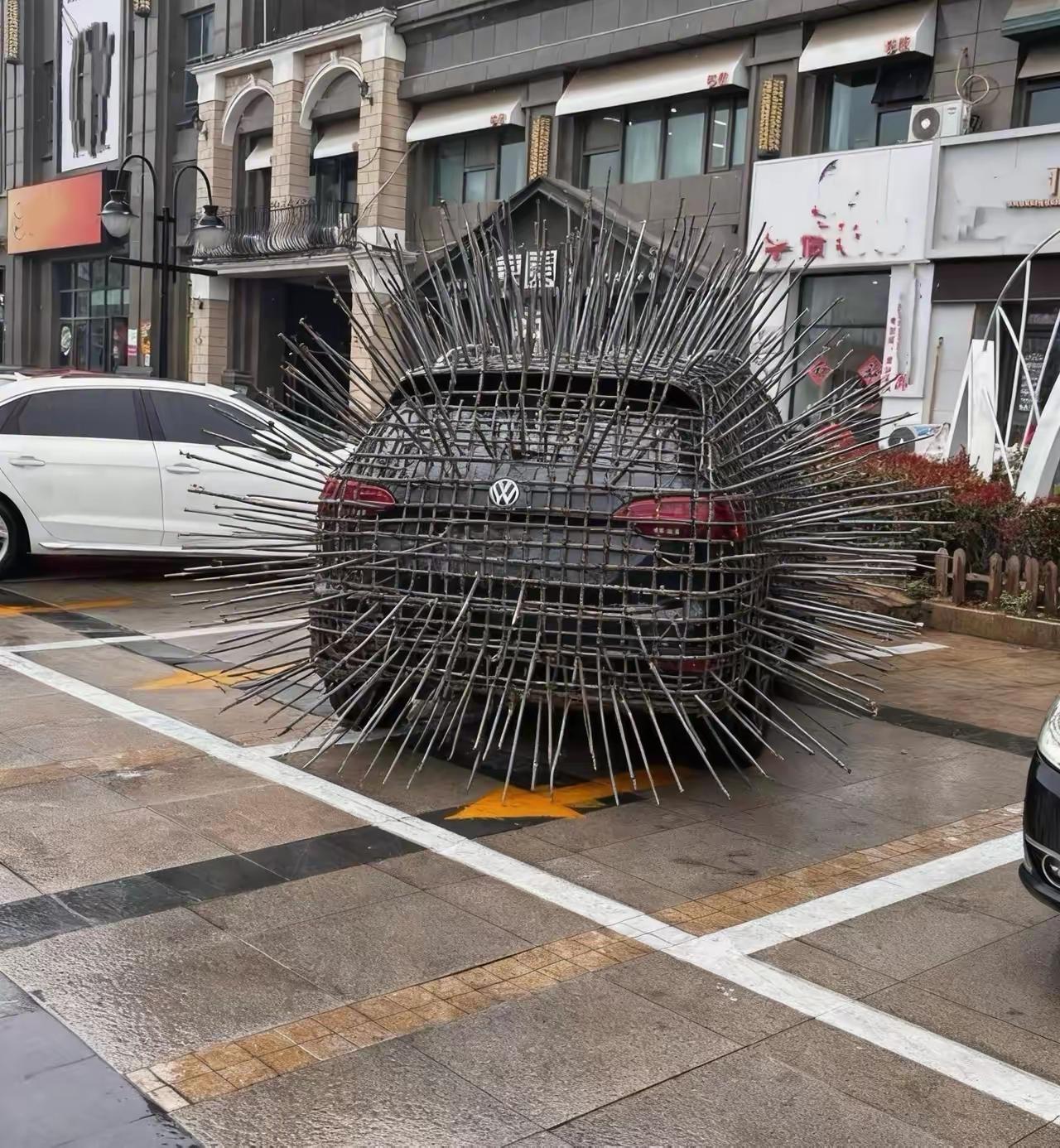 [小鼓掌][耶]最近网上有个事挺火——一辆车横着占了两个车位，回来一看，车外面被