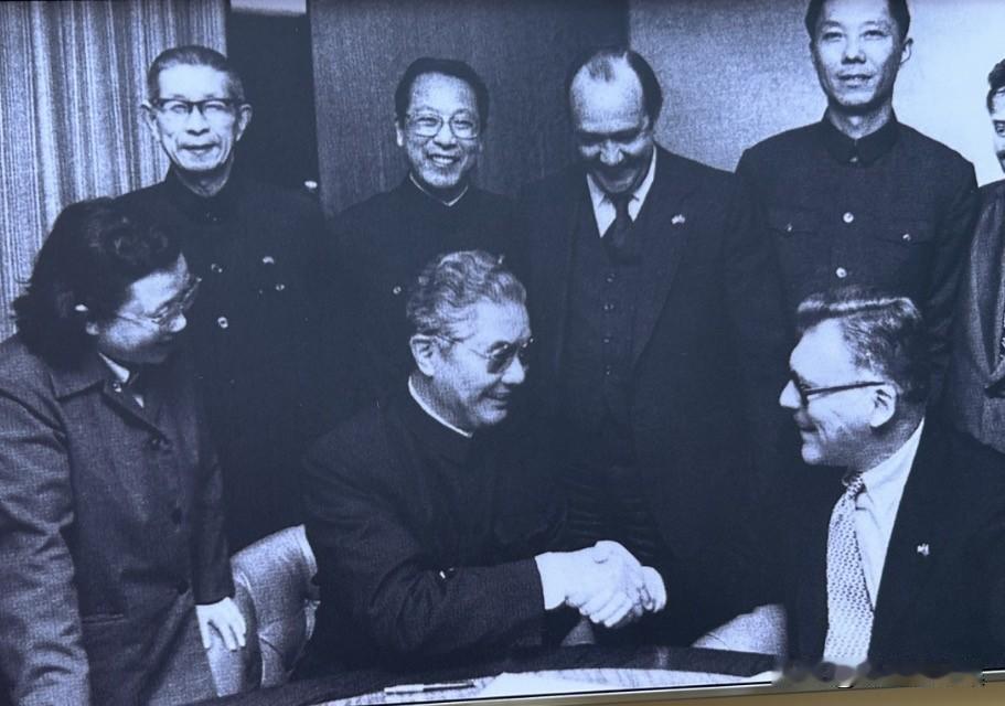 1979年10月，荣毅仁（左）正与美国食品机械公司（FMCO，即后来的旧M公司）