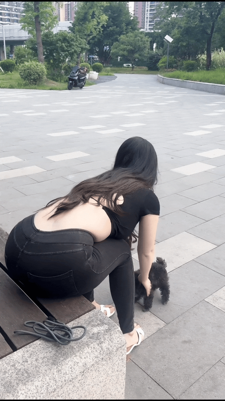 小姐姐的宠物狗好可爱呀，养宠物的女生一定很有爱心吧！