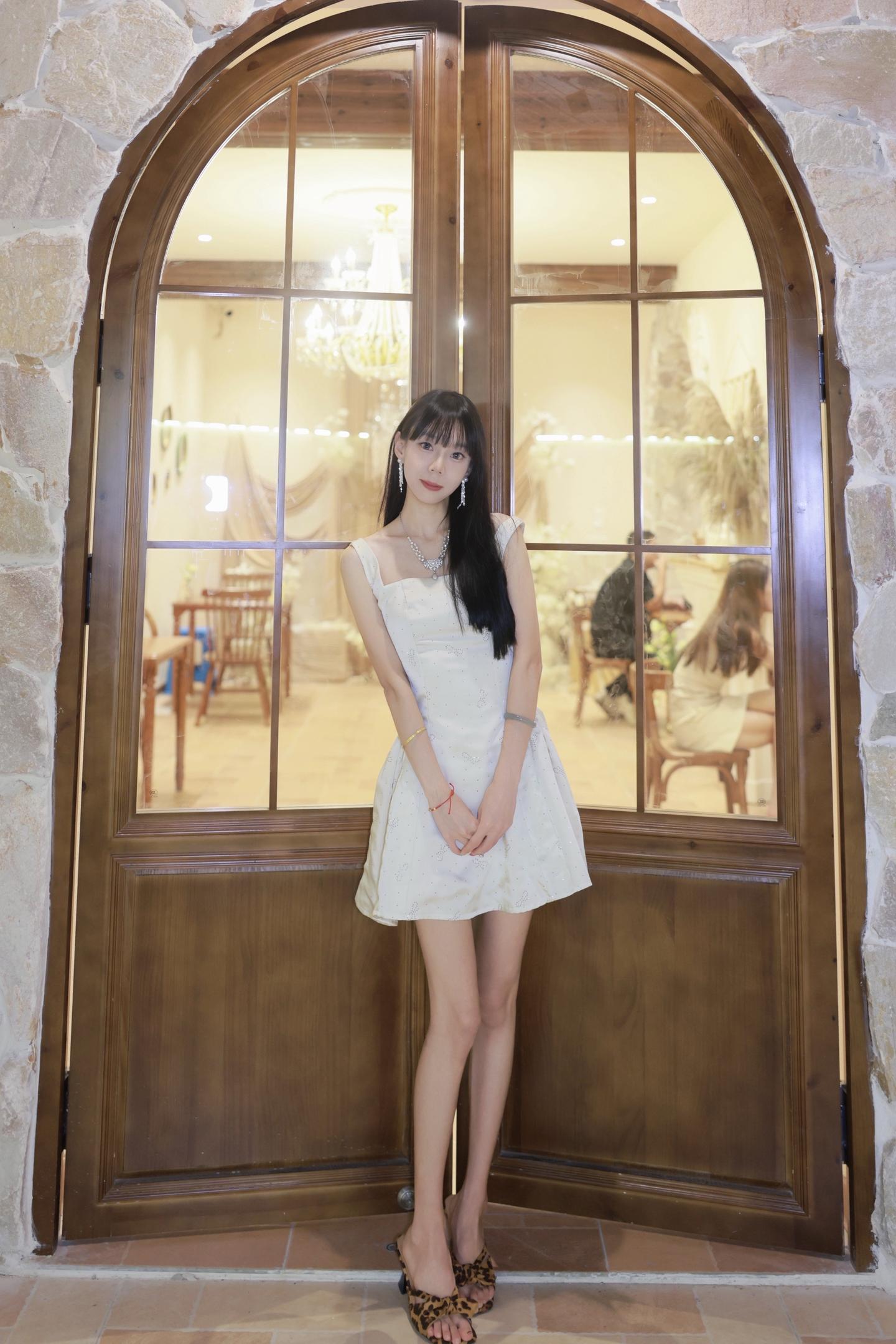 咖啡馆少女风 咖啡馆拍照打卡 白裙穿搭 复古咖啡馆 氛围感拍照场景