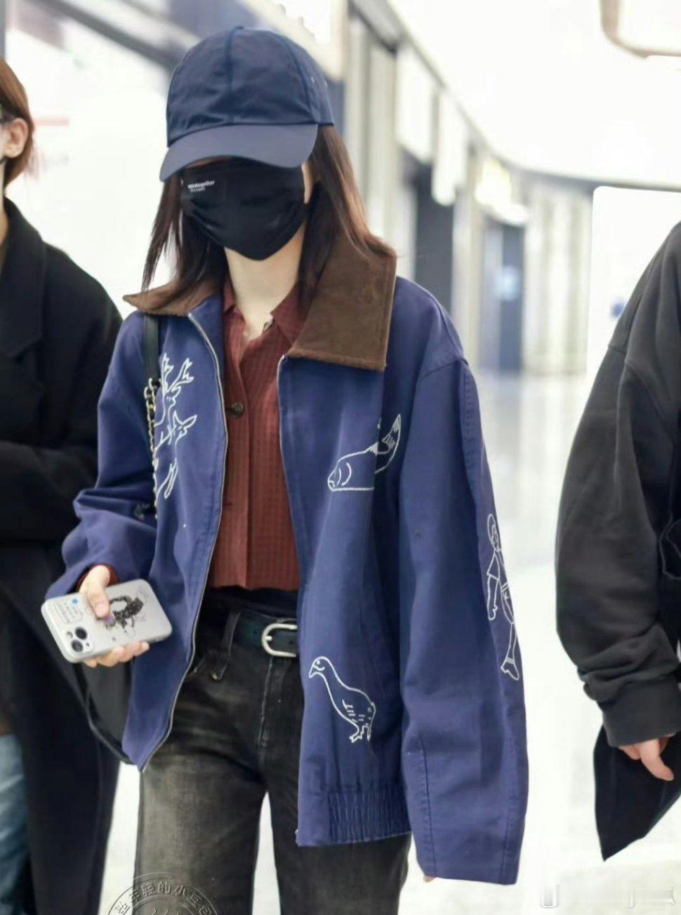 张子枫现身CHANEL杭州大秀，经典黑白风造型迷人。 