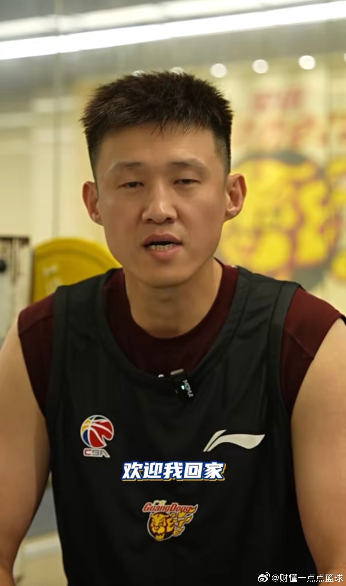 今日，广东宏远男篮官媒更新信息，是周鹏回归广东后的第一次训练视频，他接受采访表示