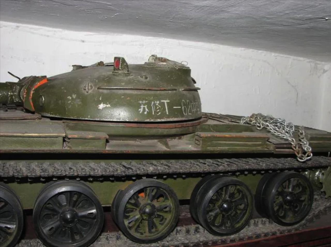 [微风]1969年，我军缴获了苏军的一辆坦克。苏联派特工潜入我国，企图将其炸毁。