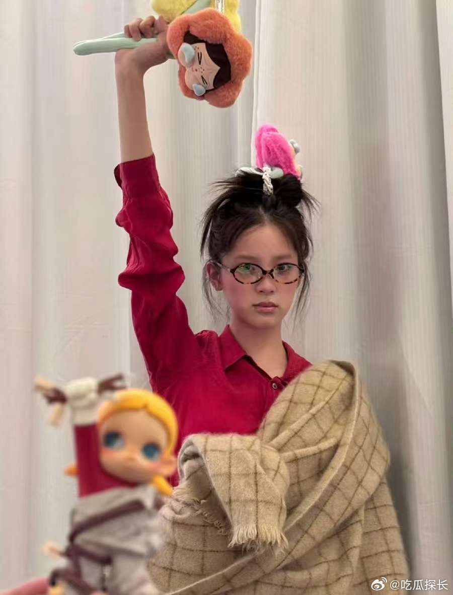 欧阳娜娜cos泡泡玛特盲盒欧阳娜娜 cos 盲盒也太惊艳了吧！她的表现力超强，把