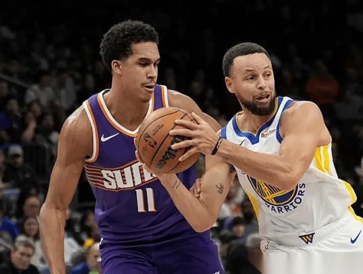 附加赛勇士96-111太阳，赛后快船队记Farbod发文写道：“库里上一场打快船