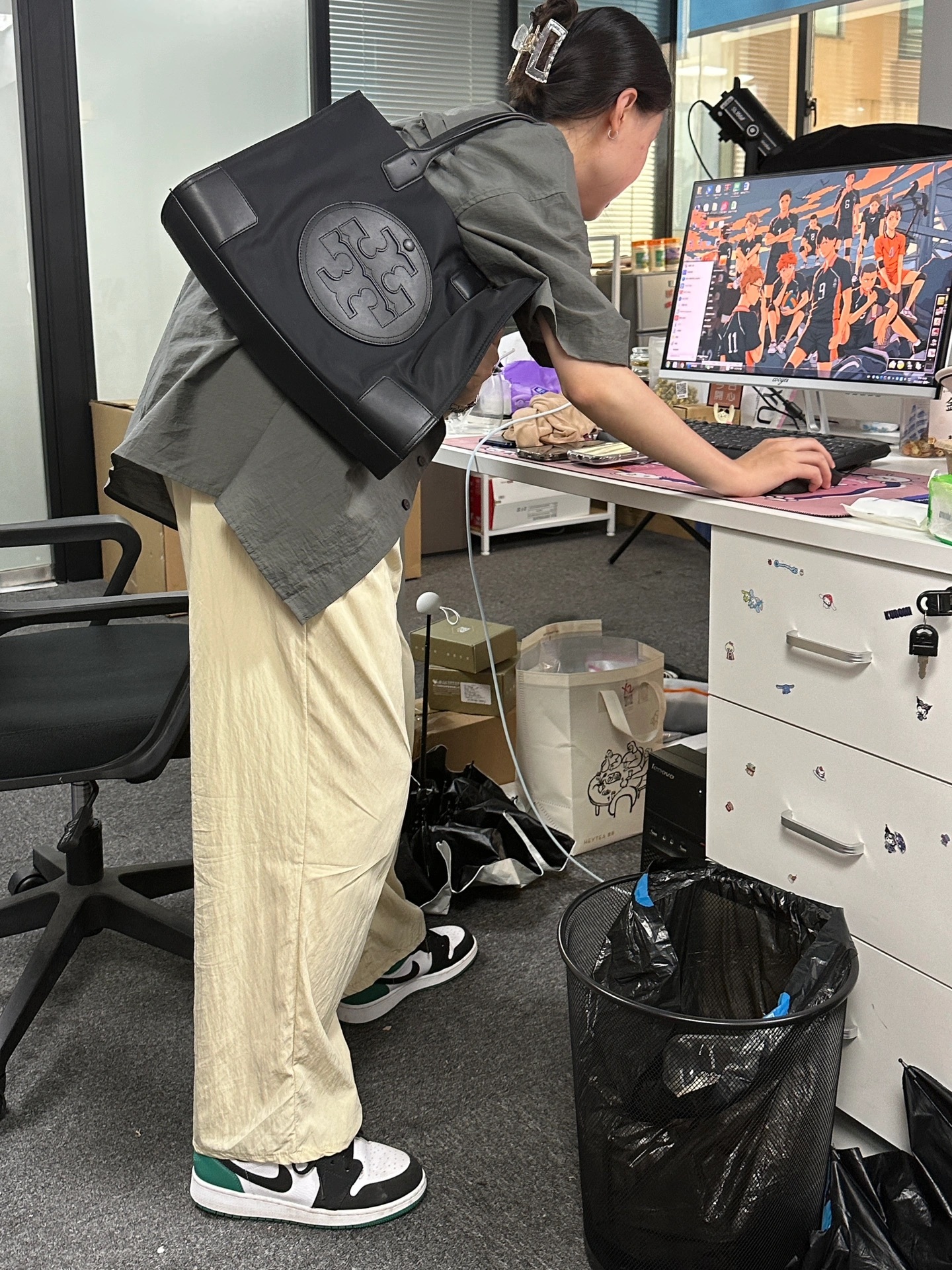 00后实习生都这么着急下班嘛？！今天终于和新来的00后实习生搭上话了发现她每天下