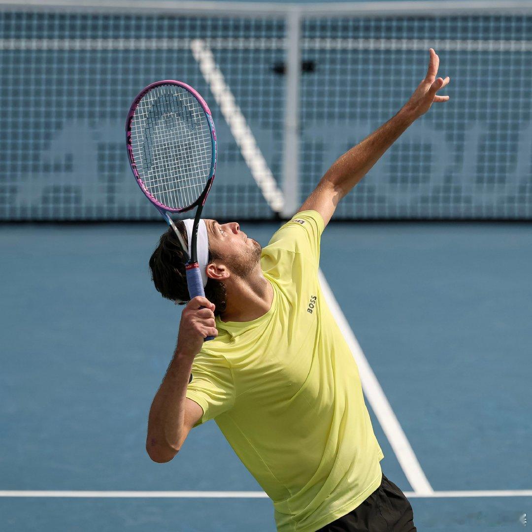 头号种子晋级💪ATP500 华盛顿站第三轮，头号种子弗里茨以6-3 6-4战胜