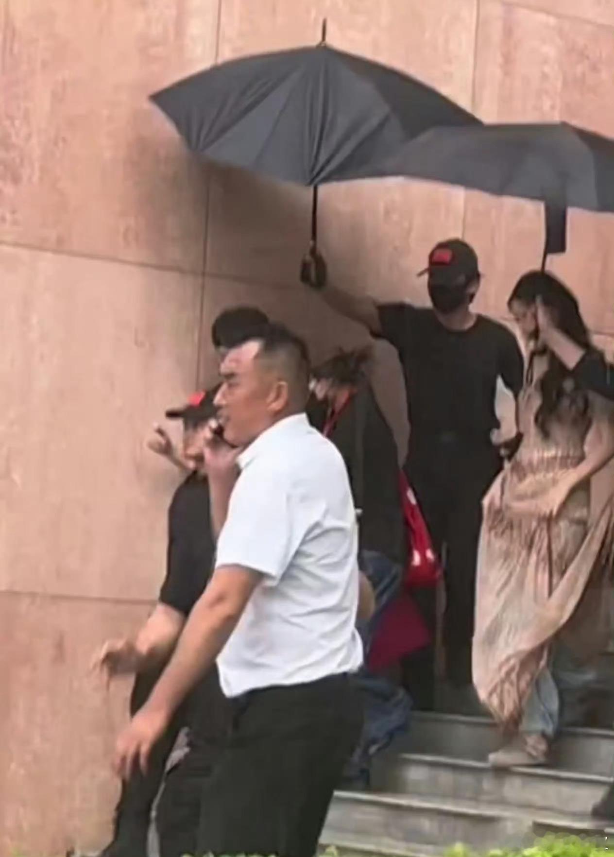 迪丽热巴裙子里面是牛仔裤热巴又美又接地气，反差感拉满。 