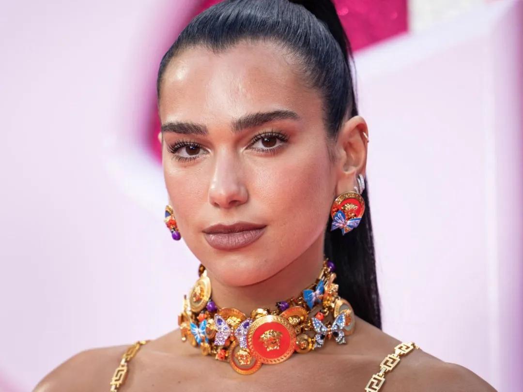 在我看来，女歌手跨界美妆领域是一种必然的趋势，也是一种伟大的突破。在这个时代，女