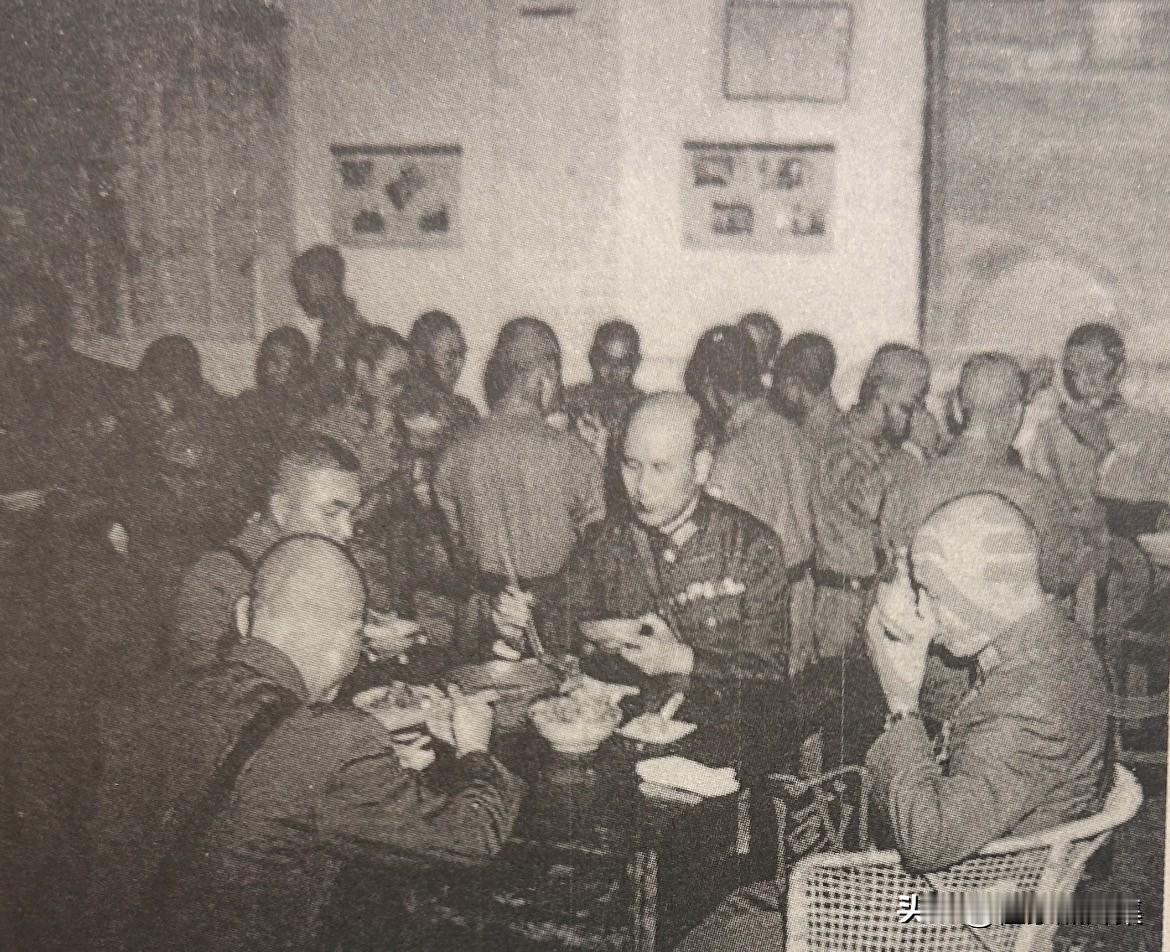 1945年6月20日，四川綦江，随蔣介石与綦江陆军青年远征军第二〇二师军官一同用