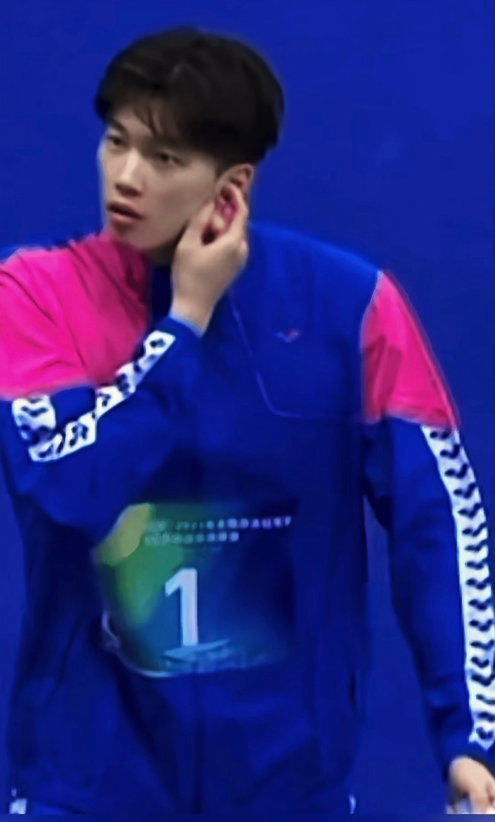 这件衣服的设计细看真的超级雷霆，也不知道为什么汪顺就能穿得那么好看的