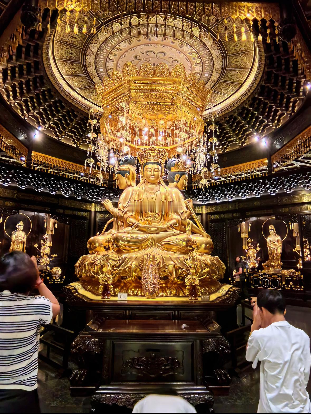 一像观三世，一念纳千祥。点赞接住这份福气，平安相伴。 ​​​