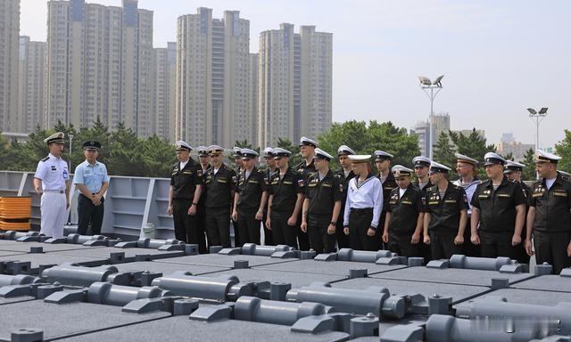 俄军官兵站在052D垂发前，个个眉头紧锁，对着镜头大赞开封舰漂亮。俄罗斯的瓦良格